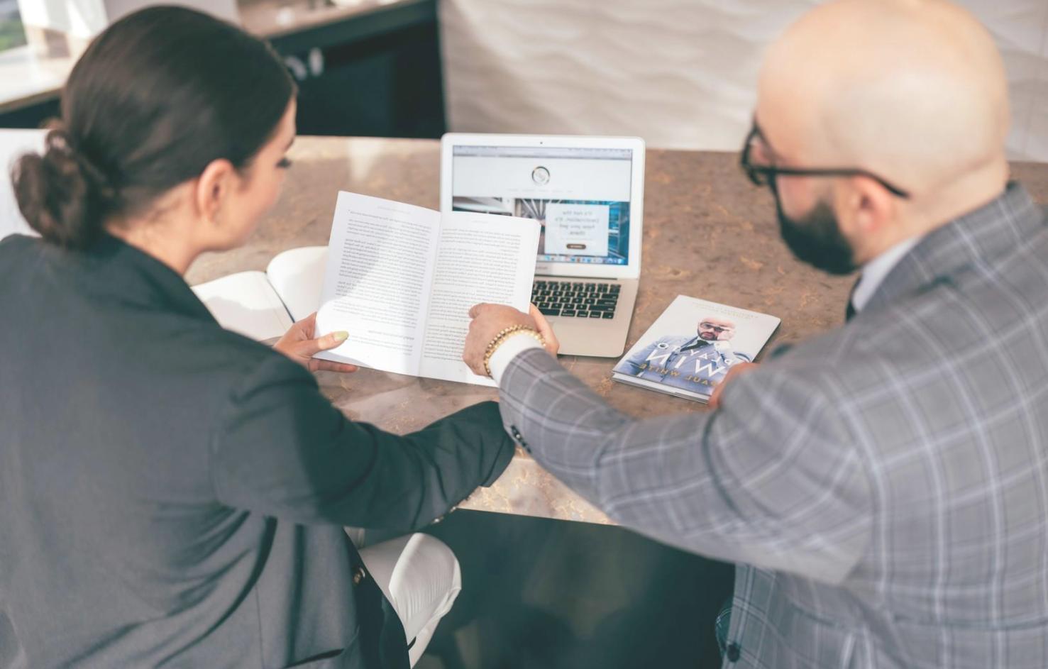 Persona analizando datos financieros y tomando notas